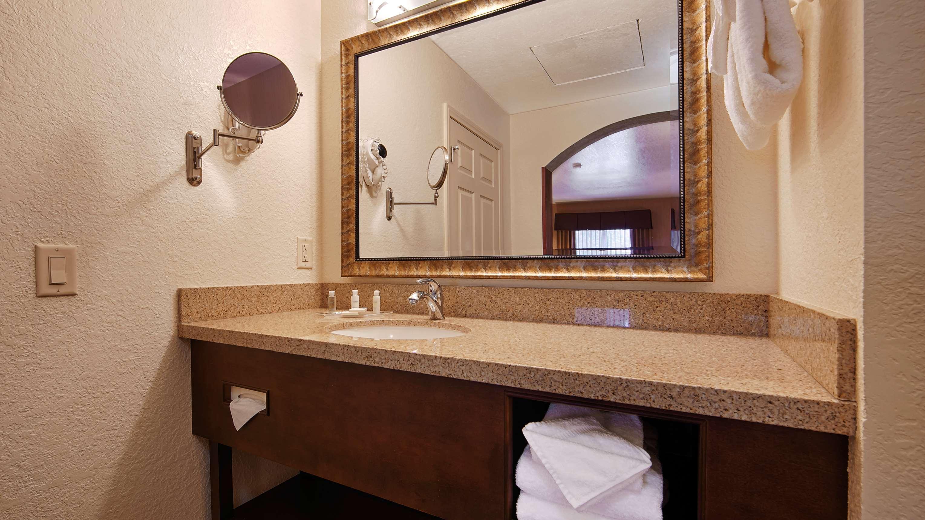 Best Western San Dimas Hotel & Suites Exterior photo