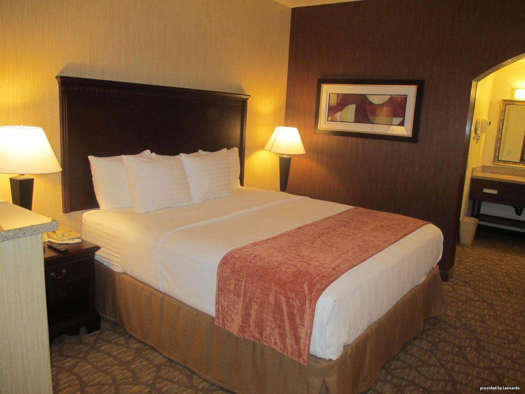 Best Western San Dimas Hotel & Suites Exterior photo