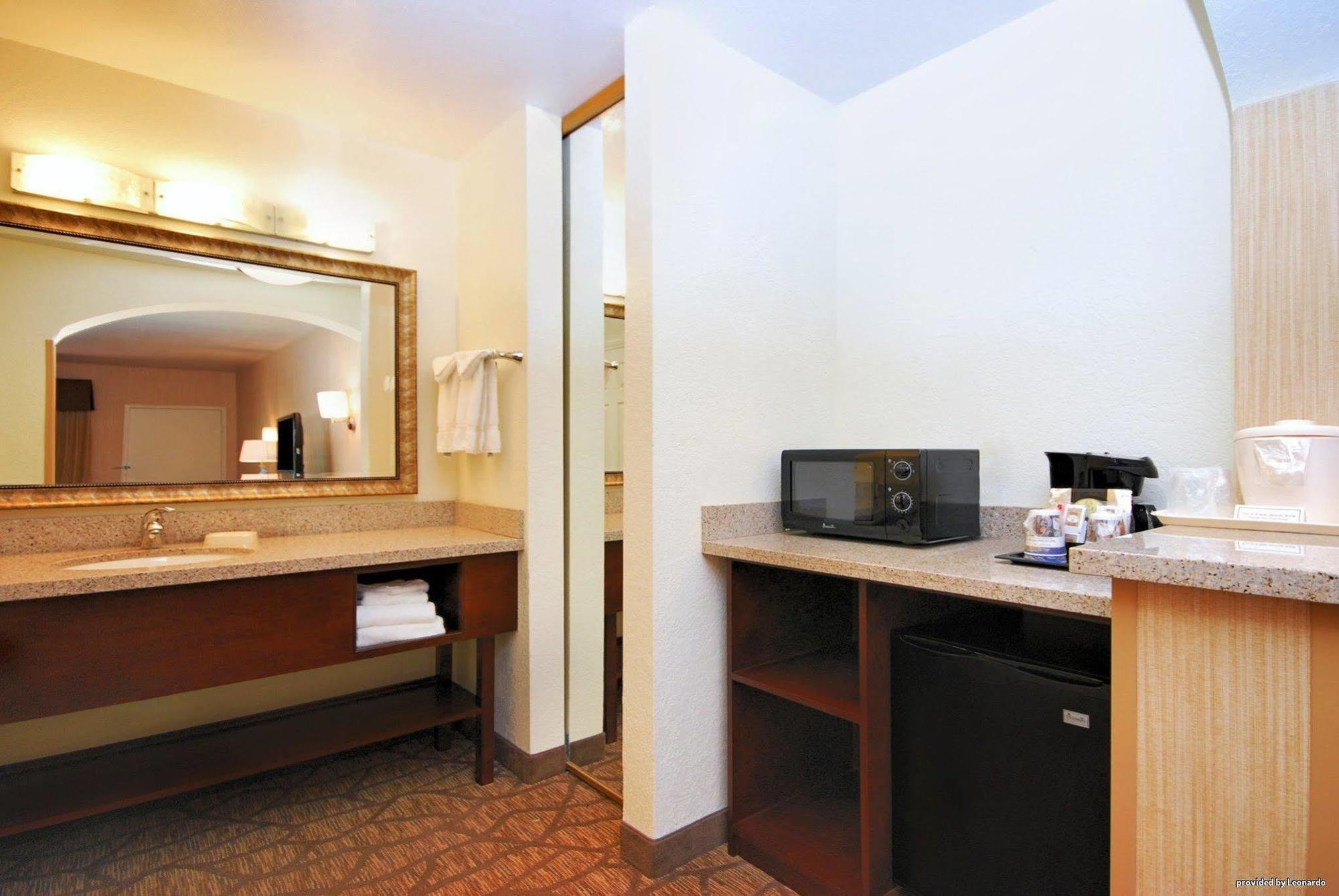 Best Western San Dimas Hotel & Suites Exterior photo